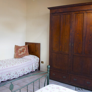 Vecchia Toscana mit Mansardefenster, Bergseite Vecchia Toscana mit Mansardefenster, Bergseite