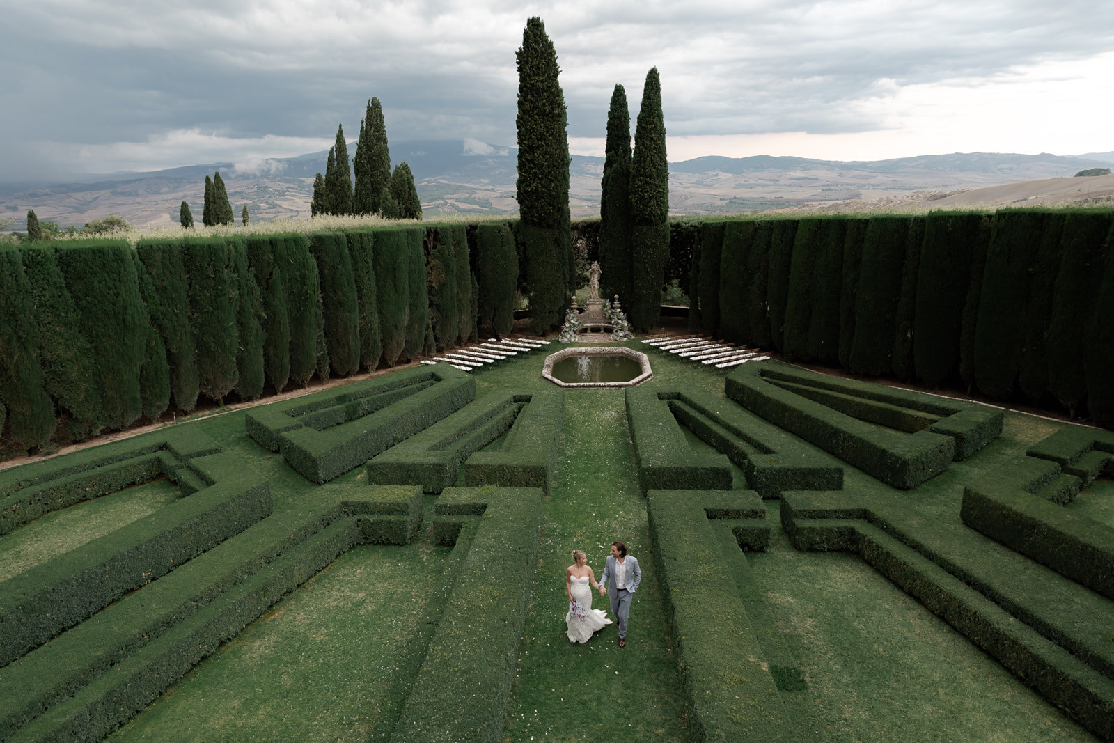 Summer wedding in Val d'Orcia: Jasmine and Chris at Villa La Foce - August 2022