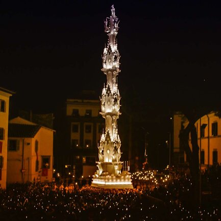 MACCHINA DI SANTA ROSA Alta circa 30 metri, il trasporto è riconosciuto dall'UNESCO patrimonio immateriale dell'umanità MACCHINA DI SANTA ROSA Alta circa 30 metri, il trasporto è riconosciuto dall'UNESCO patrimonio immateriale dell'umanità