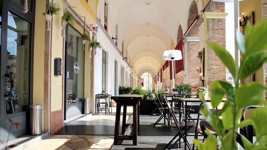 Porticato con tavolini