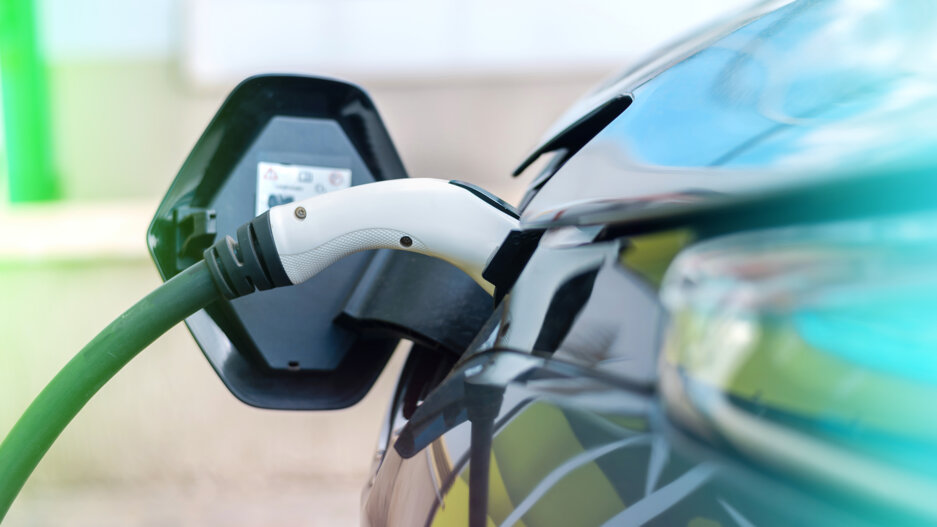 plugged-charger-into-electric-car-charge-station.jpeg plugged-charger-into-electric-car-charge-station.jpeg