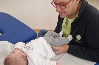 JTdCJTIyaXQlMjIlM0ElMjIlRTIlODAlOUNPc3Rlb3BhdGElMjBjaGUlMjB0cmF0dGElMjB1biUyMG5lb25hdG8lMjBjb24lMjB0ZWNuaWNoZSUyMGRvbGNpJTIwZGklMjBvc3Rlb3BhdGlhJTIwcGVkaWF0cmljYSVFMiU4MCU5RCUyMiU3RA==