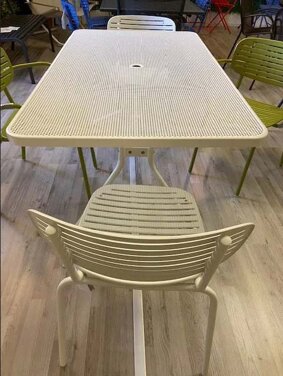 tavolo per l'esterno cambi a marchio emu a prezzo scontato.jpeg tavolo per l'esterno cambi a marchio emu a prezzo scontato.jpeg