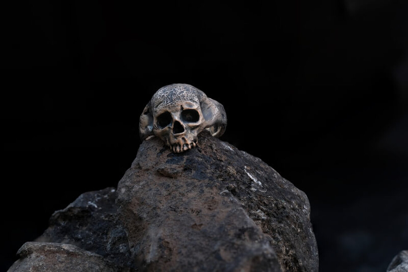 Anello a teschio in argento anticato stile barocco. Gioiello artigianale con dettagli realistici.