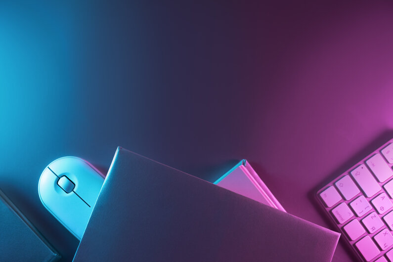 natura-morta-di-libri-contro-tecnologia.jpeg