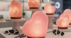 immagine per cromoterapia con fasci di luce di colore_ rosa, verde, blu, bianco, rosso, arancione, nero, viola, lilla, bianco, giallo, atmosfera di relax e spirituale.jpeg