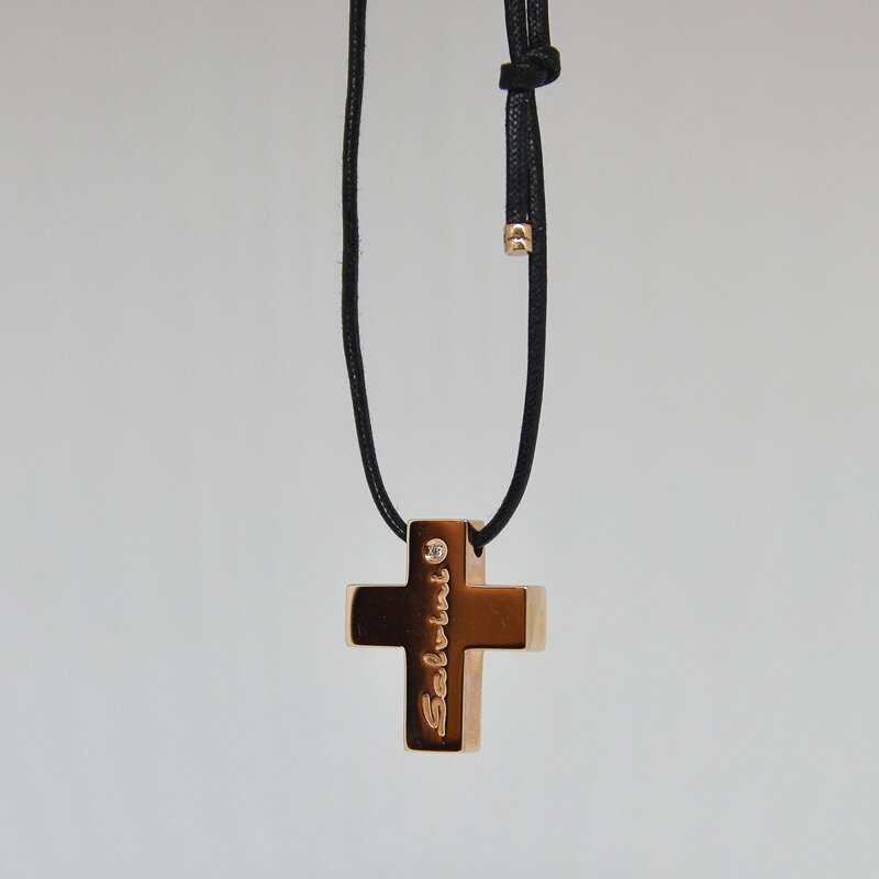 collana-con-croce-oro-salvini