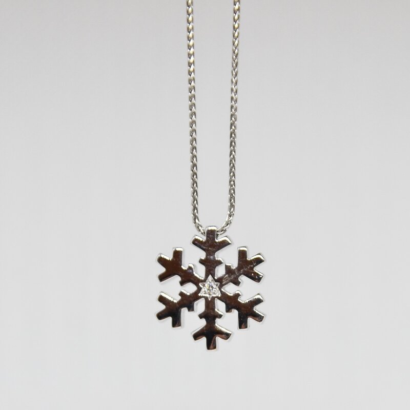 collana-pendente-fiocco-oro-bianco-e-diamanti-salvini