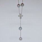 collana-in-oro-bianco-e-diamanti-con-perle-salvini