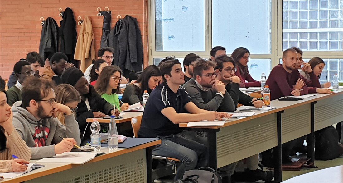 eyJlbiI6IlNtYWxsIGNsYXNzZXMgYWxsb3cgYXR0ZW50aW9uIHRvIGluZGl2aWR1YWwgc3R1ZGVudHMnIG5lZWRzIn0=