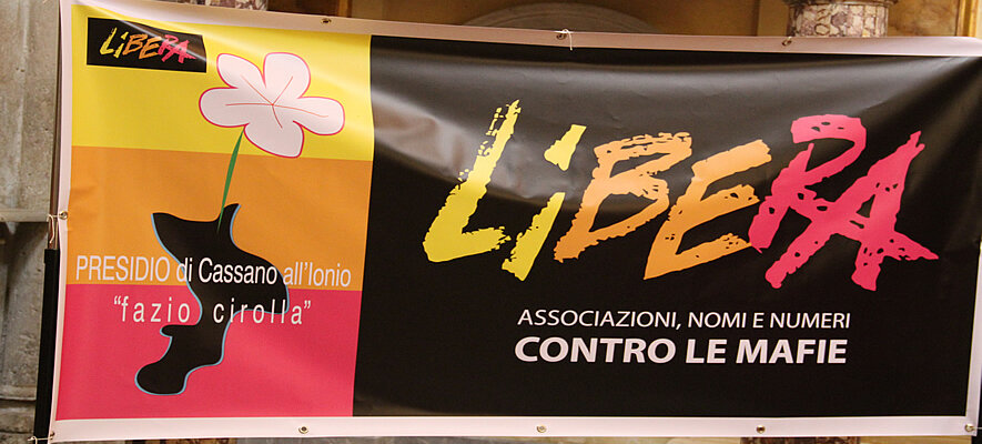 L&rsquo;ASSOCIAZIONE LIBERA CONTRO TUTTE LE MAFIE HA RICORDATO A SIBARI FAZIO CIROLLA NELL&rsquo;UNDICESIMO ANNIVERSARIO DELLA SUA TRAGICA MORTE IL DELITTO DI CHIARA MATRICE MAFIOSA RESTA ANCORA IMPUNITO