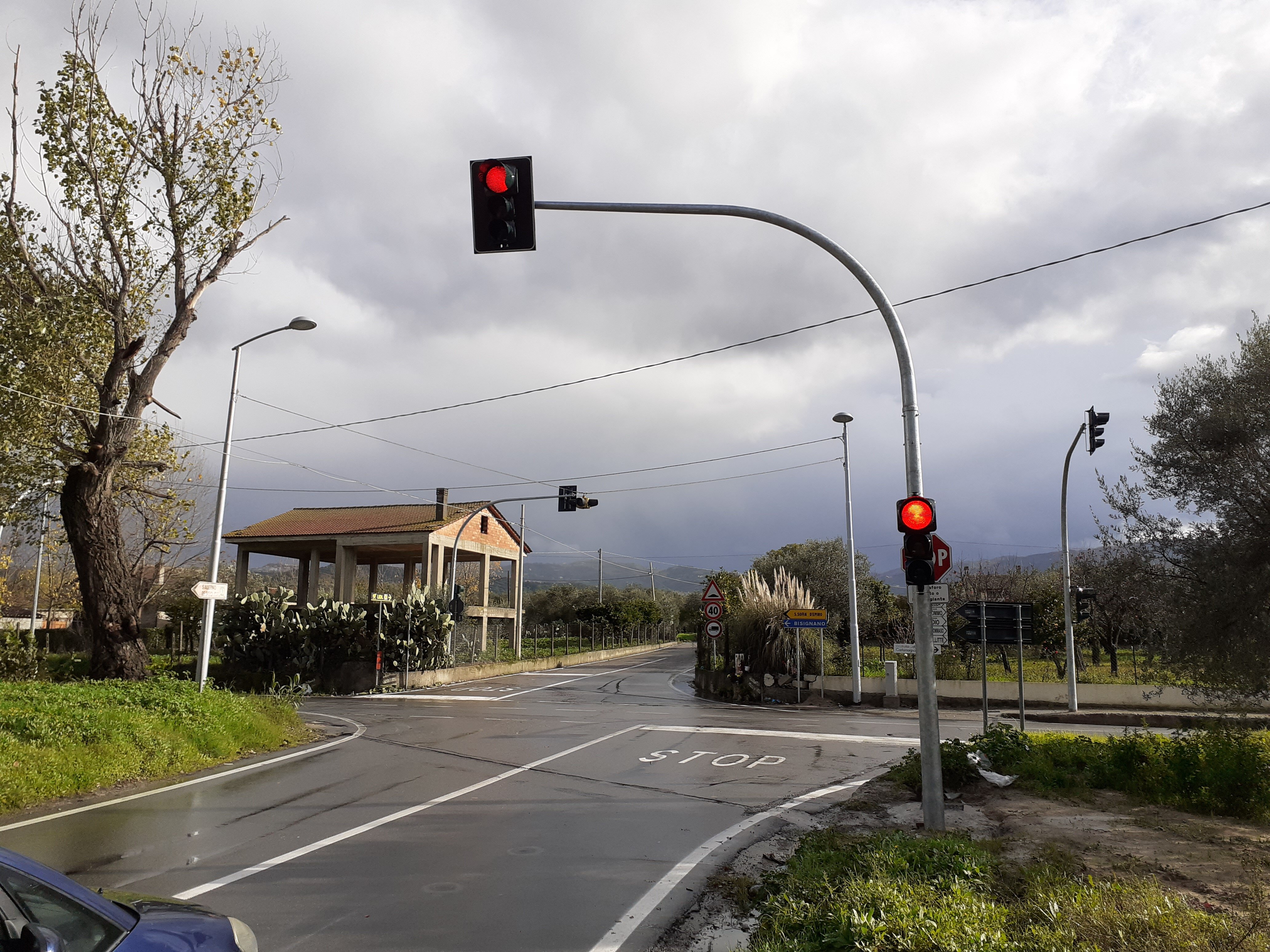 BISIGNANO: DALL’ACCORDO FRA COMUNE E PROVINCIA, ACCESO IL SEMAFORO ALL’INCROCIO DELLA MORTE BISIGNANO: DALL’ACCORDO FRA COMUNE E PROVINCIA, ACCESO IL SEMAFORO ALL’INCROCIO DELLA MORTE