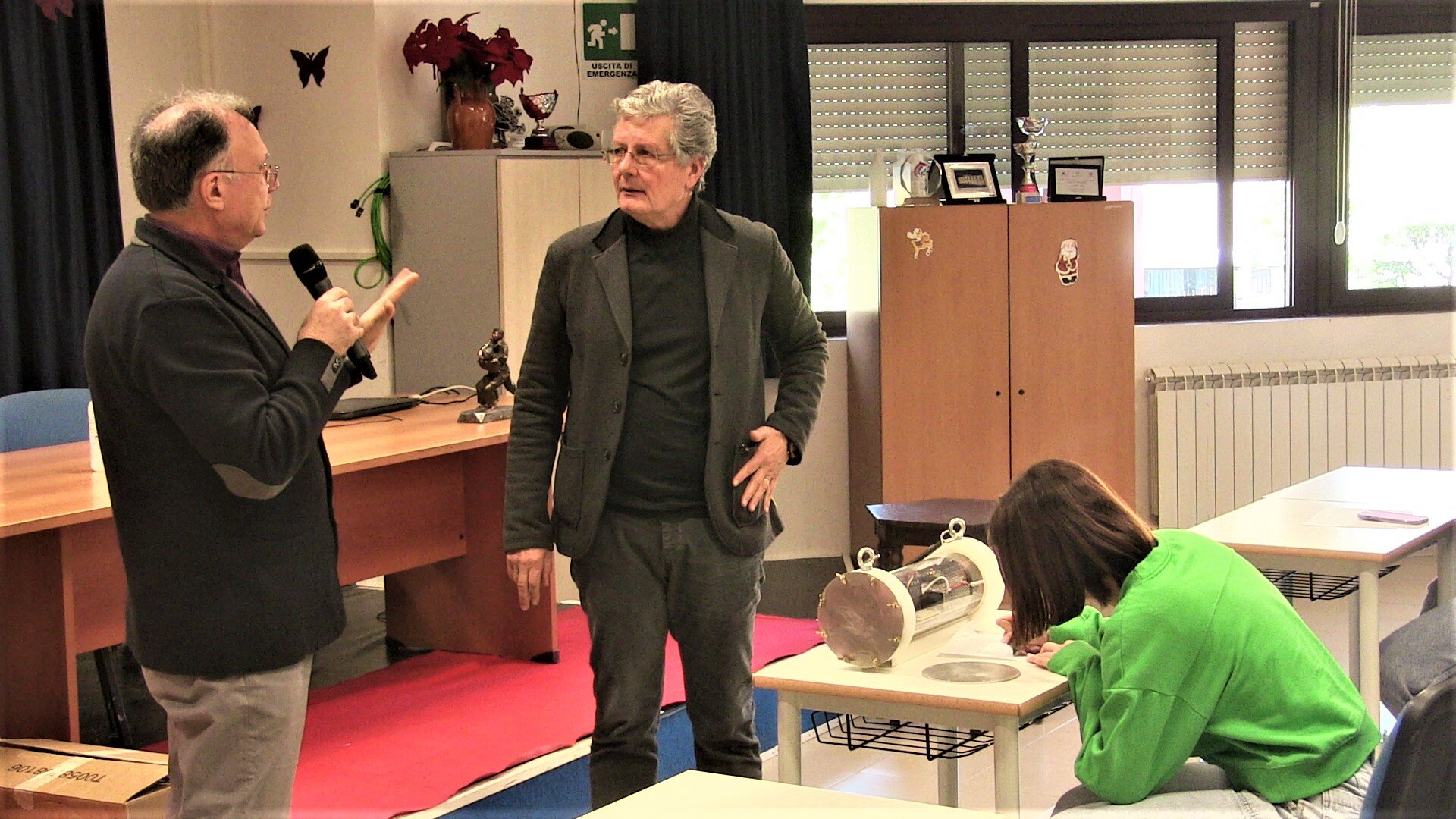 L’ISTITUTO SUPERIORE “ENZO SICILIANO” DI BISIGNANO PIONIERE CON I “RAGGI COSMICI” GLI STUDENTI INCONTRANO LO SCIENZIATO MARCO SCHIOPPA L’ISTITUTO SUPERIORE “ENZO SICILIANO” DI BISIGNANO PIONIERE CON I “RAGGI COSMICI” GLI STUDENTI INCONTRANO LO SCIENZIATO MARCO SCHIOPPA