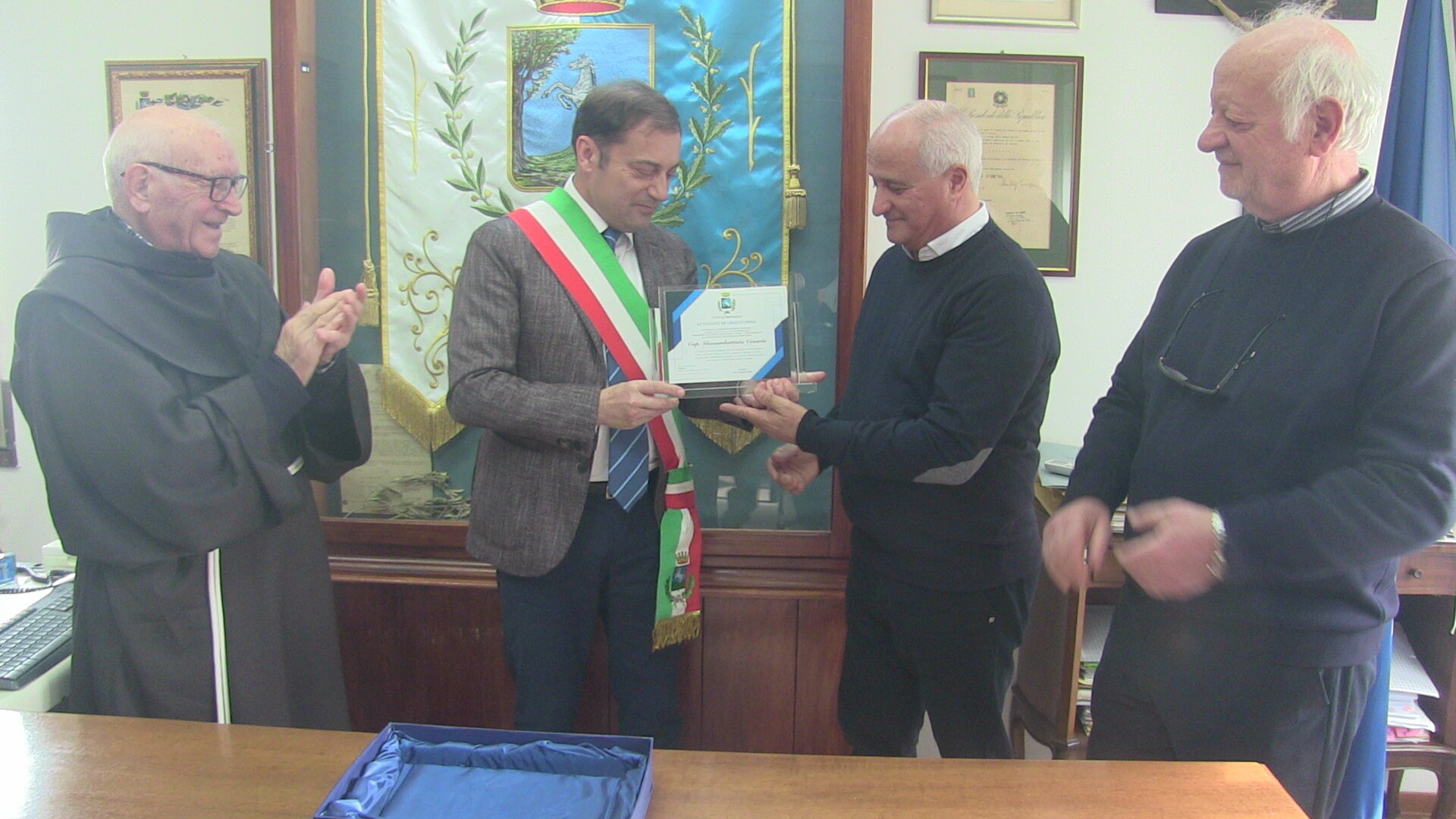 BISIGNANO: UNA TARGA DEL SINDACO PER IL CAPITANO IN PENSIONE BISIGNANO: UNA TARGA DEL SINDACO PER IL CAPITANO IN PENSIONE