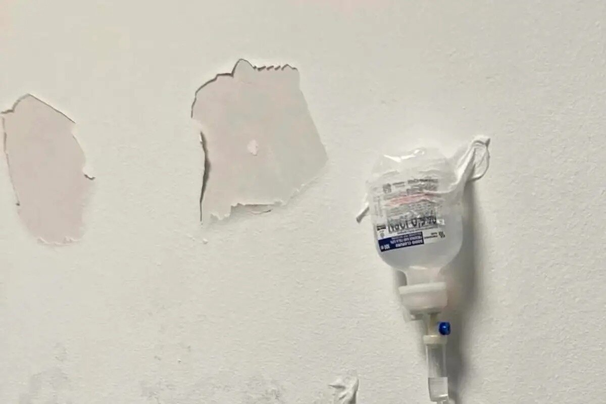 Tra flebo attaccate ai muri e supposte istituzionali