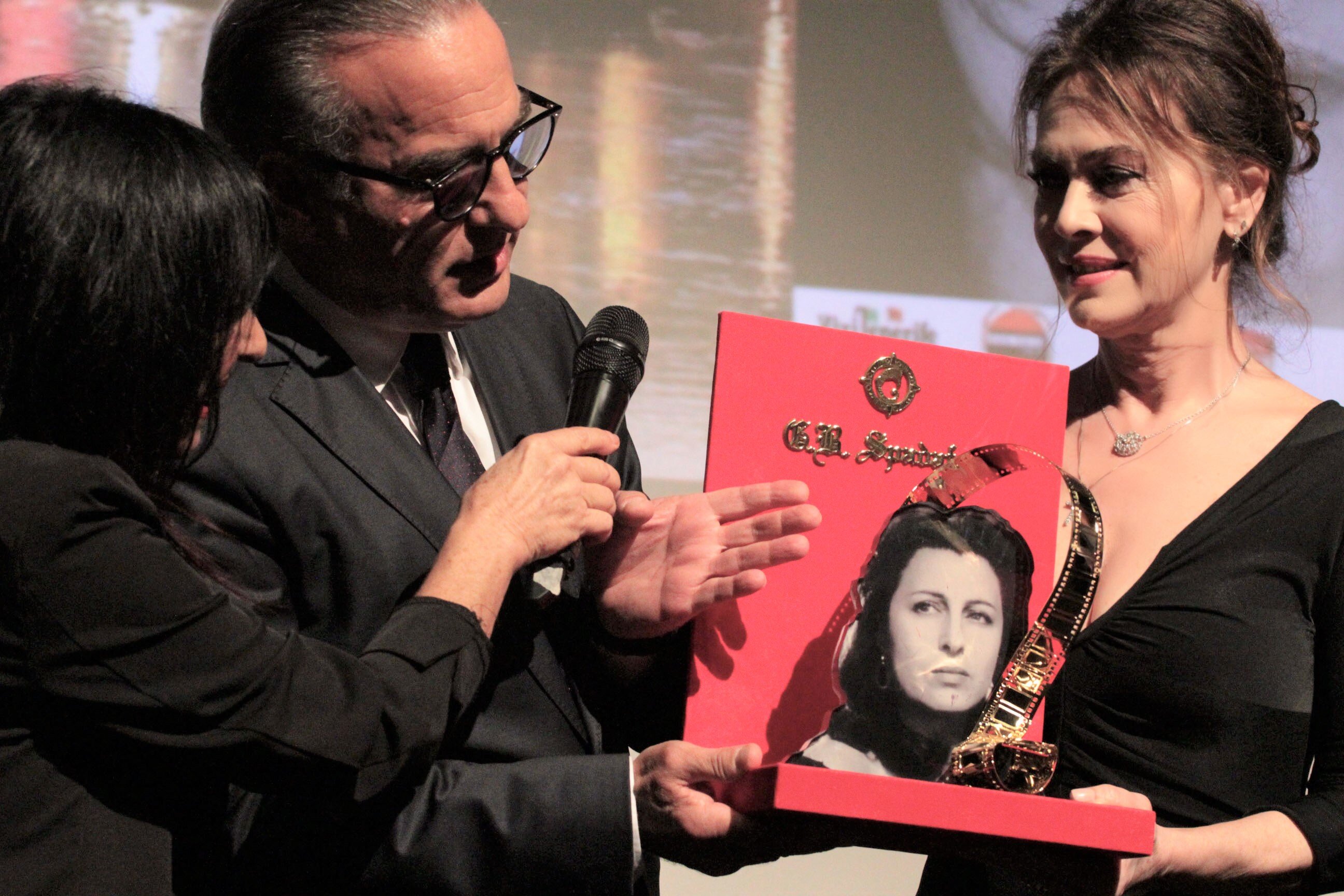 SAN GIOVANNI IN FIORE: Il maestro orafo Peppe Spadafora ha realizzato l’opera con cui Elena Sofia Ricci SAN GIOVANNI IN FIORE: Il maestro orafo Peppe Spadafora ha realizzato l’opera con cui Elena Sofia Ricci