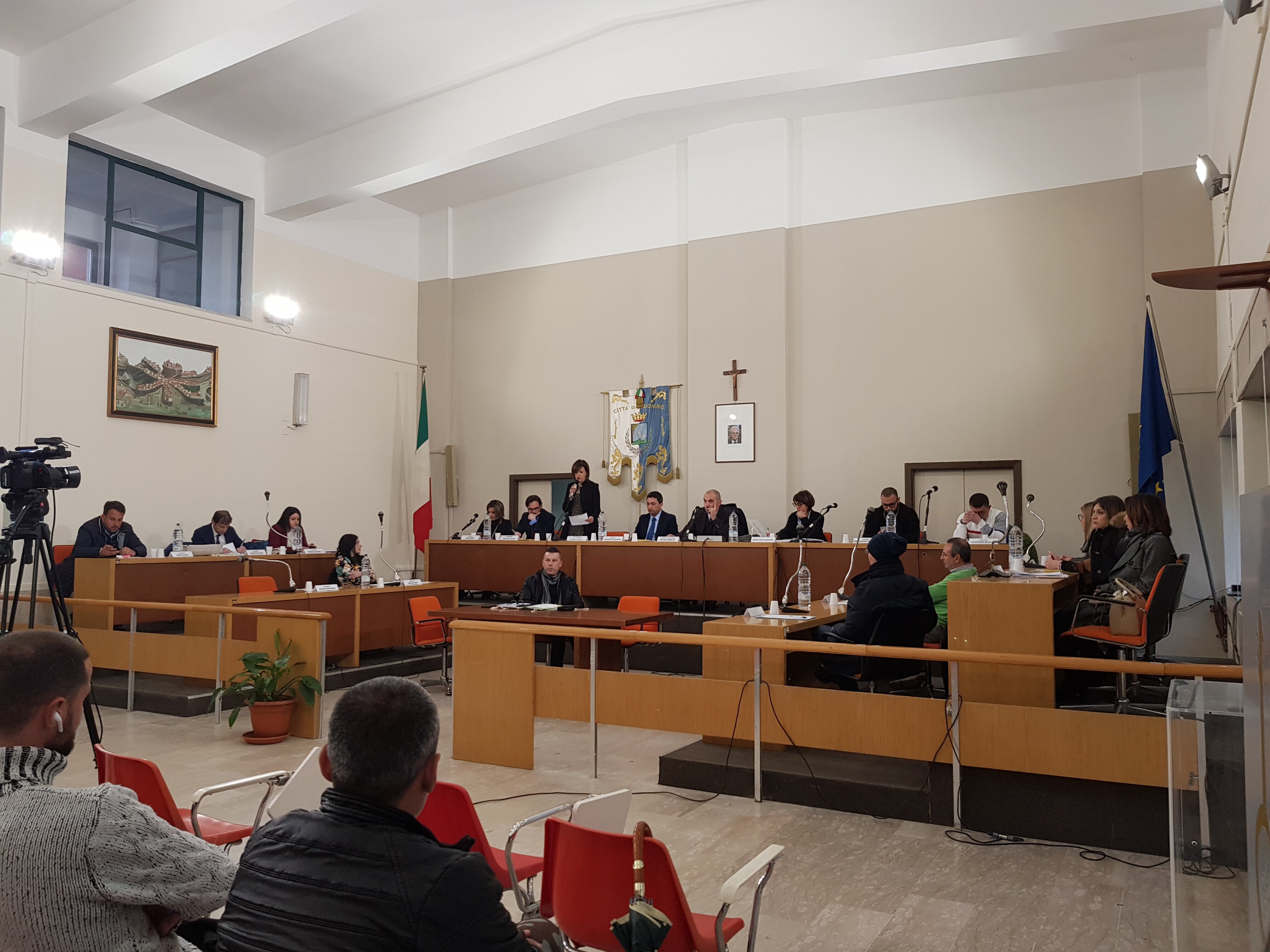 BISIGNANO: SEI ORE DI CONSIGLIO E CIRCA UN MESE NON SONO BASTATI A CHIARIRE I DISSIDI CHE ATTRAVERSANO LA MAGGIORANZA. NICOLETTI CONSEGNA DIMISSIONI IN BIANCO. BISIGNANO: SEI ORE DI CONSIGLIO E CIRCA UN MESE NON SONO BASTATI A CHIARIRE I DISSIDI CHE ATTRAVERSANO LA MAGGIORANZA. NICOLETTI CONSEGNA DIMISSIONI IN BIANCO.