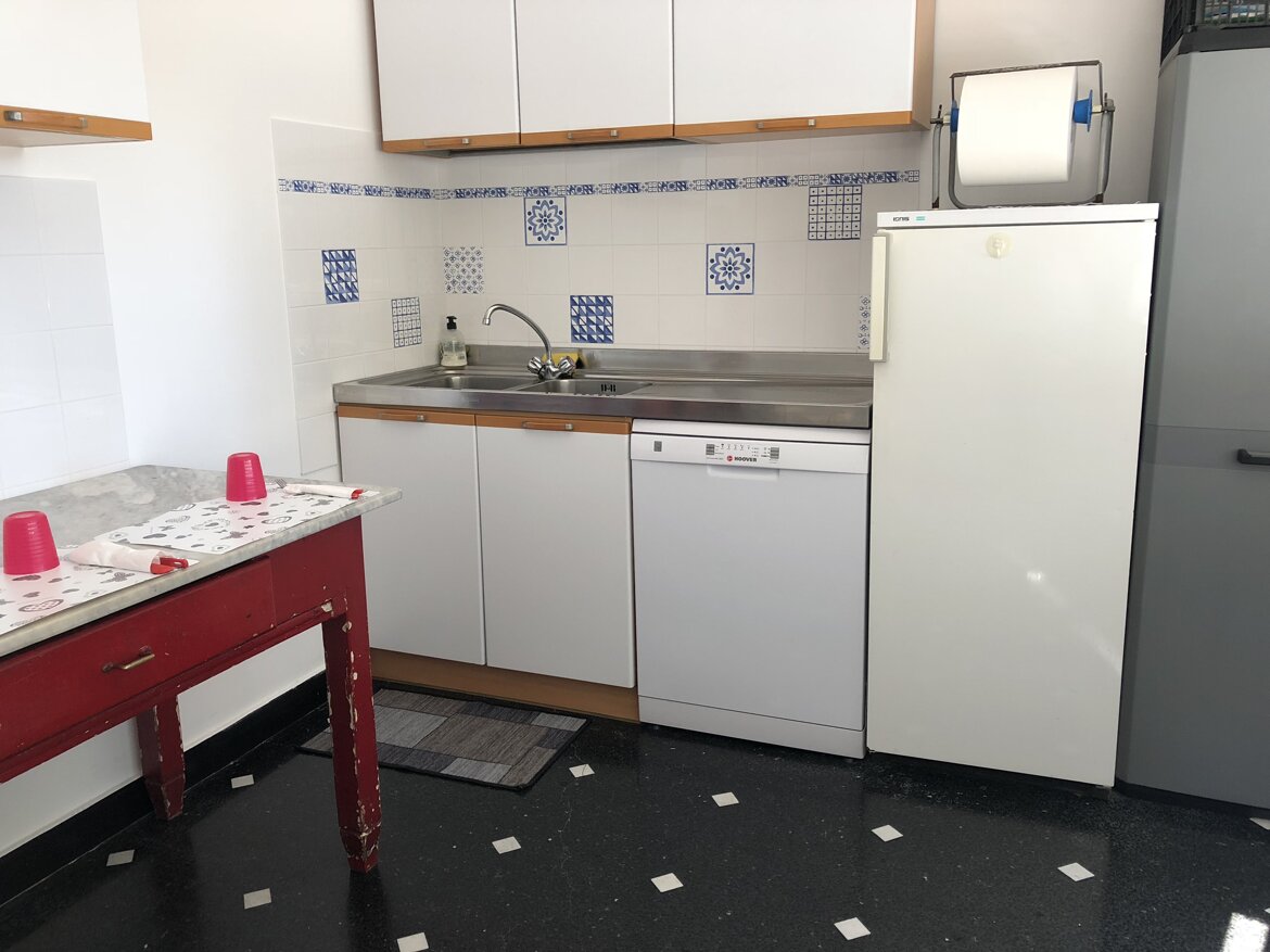 Cucina per lavaggio stoviglie e distribuzione pasti