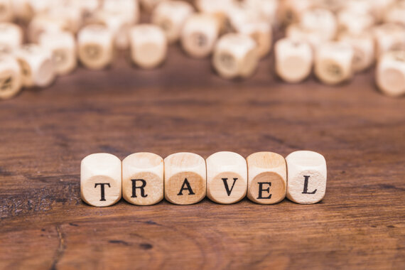 concetto-di-viaggio-con-cubetti-di-legno-sul-tavolo-marrone.jpeg concetto-di-viaggio-con-cubetti-di-legno-sul-tavolo-marrone.jpeg