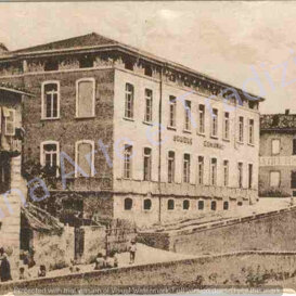 Sullo sfondo l'Asilo Testa Sullo sfondo l'Asilo Testa