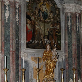 La cappella con la statua della Madonna del Rosari