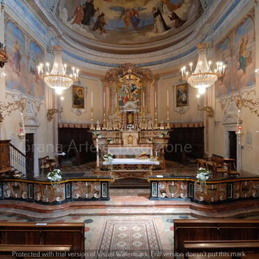 Il presbiterio e l'altare maggiore