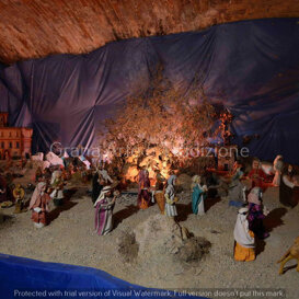 Le genti in avvicinamento alla capanna di Gesù