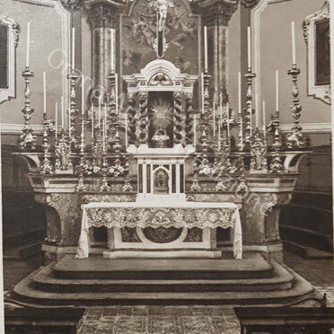 L'altare maggiore in una foto d'epoca