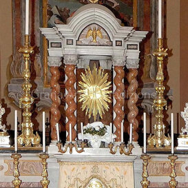 Il tabernacolo e il trono a colonnette