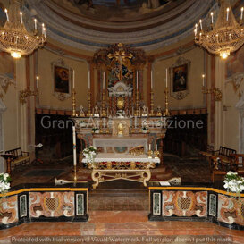 Il presbiterio con l'altare e la balaustra