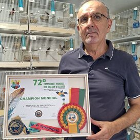 Maurizio con il prezioso attestato Maurizio con il prezioso attestato