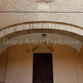 L'epigrafe in latino sull'ingresso laterale L'epigrafe in latino sull'ingresso laterale