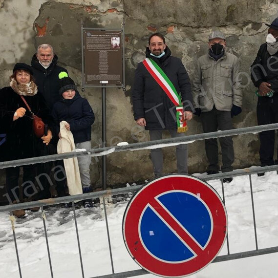 La posa della targa a ricordo