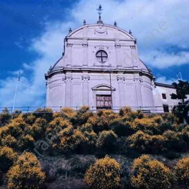 La Chiesa prima dei lavori. Spicca il 