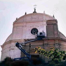 Viene stesa la prima mano di fondo