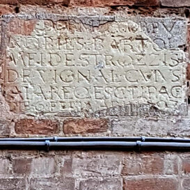 L'epigrafe che ricorda Bartolomeo Strozzi L'epigrafe che ricorda Bartolomeo Strozzi