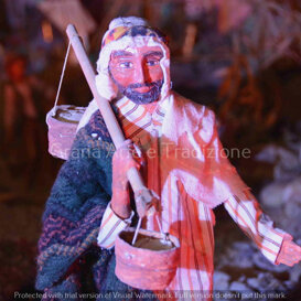 Un uomo ha attinto acqua alla fontana