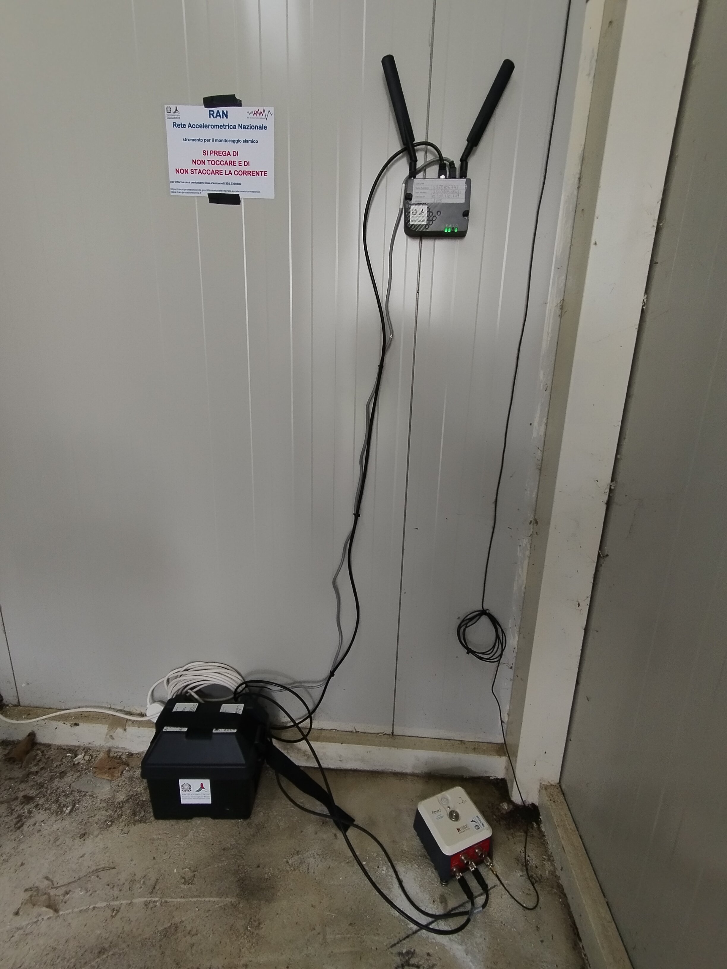 Installazione di un nuovo strumento per la rilevazione sismica, in collaborazione con il Dipartimento Protezione Civile . Installazione di un nuovo strumento per la rilevazione sismica, in collaborazione con il Dipartimento Protezione Civile .