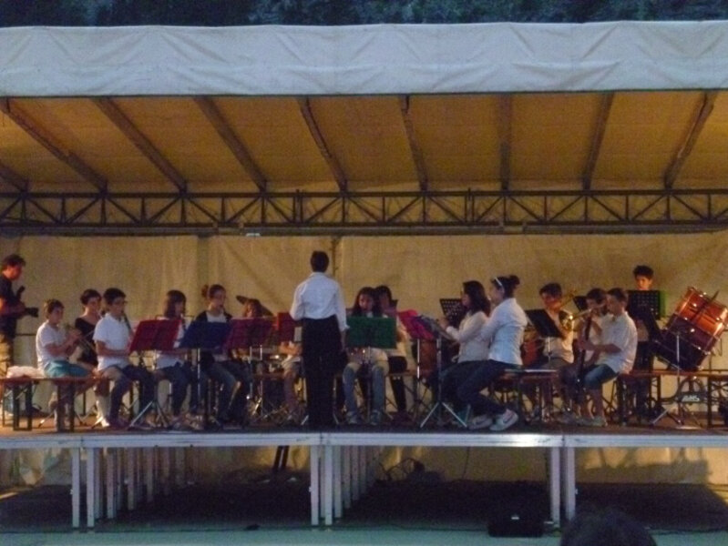 BANDA SOCIALE DI DRO E CENIGA CON �A PARTECIAPZIONBE DELLE MAJORETTES