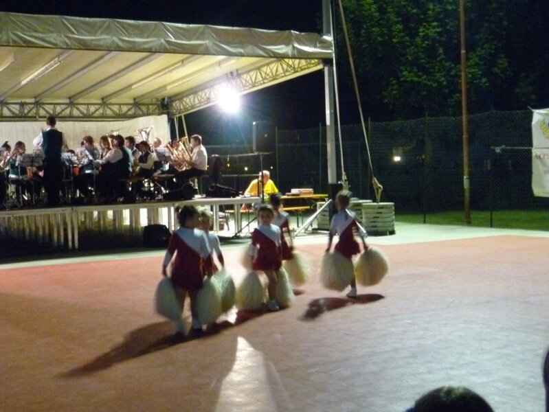 BANDA SOCIALE DI DRO E CENIGA CON �A PARTECIAPZIONBE DELLE MAJORETTES