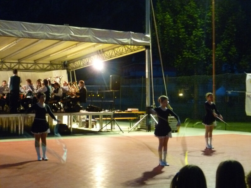 BANDA SOCIALE DI DRO E CENIGA CON �A PARTECIAPZIONBE DELLE MAJORETTES