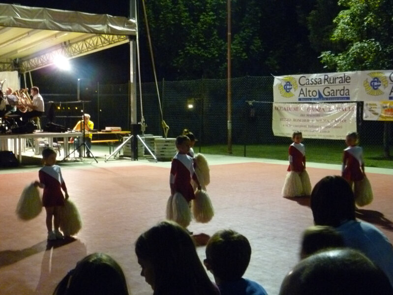 BANDA SOCIALE DI DRO E CENIGA CON �A PARTECIAPZIONBE DELLE MAJORETTES