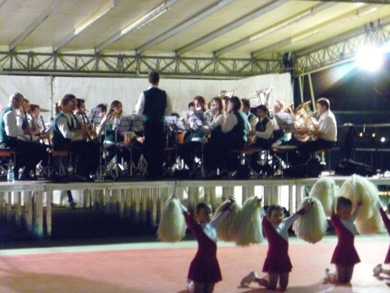 BANDA SOCIALE DI DRO E CENIGA CON �A PARTECIAPZIONBE DELLE MAJORETTES