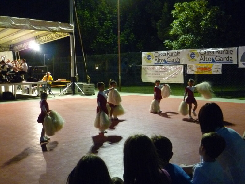 BANDA SOCIALE DI DRO E CENIGA CON �A PARTECIAPZIONBE DELLE MAJORETTES