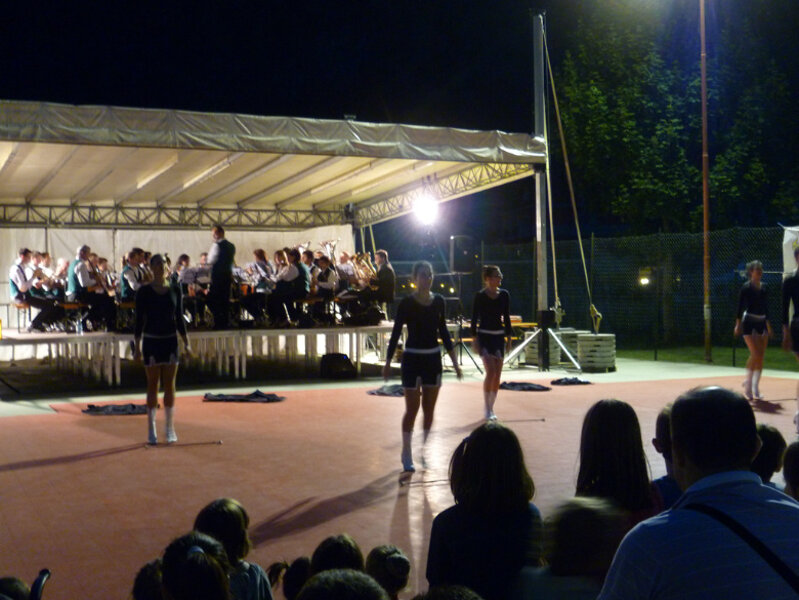 BANDA SOCIALE DI DRO E CENIGA CON �A PARTECIAPZIONBE DELLE MAJORETTES