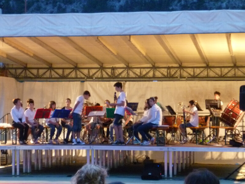 BANDA SOCIALE DI DRO E CENIGA CON �A PARTECIAPZIONBE DELLE MAJORETTES