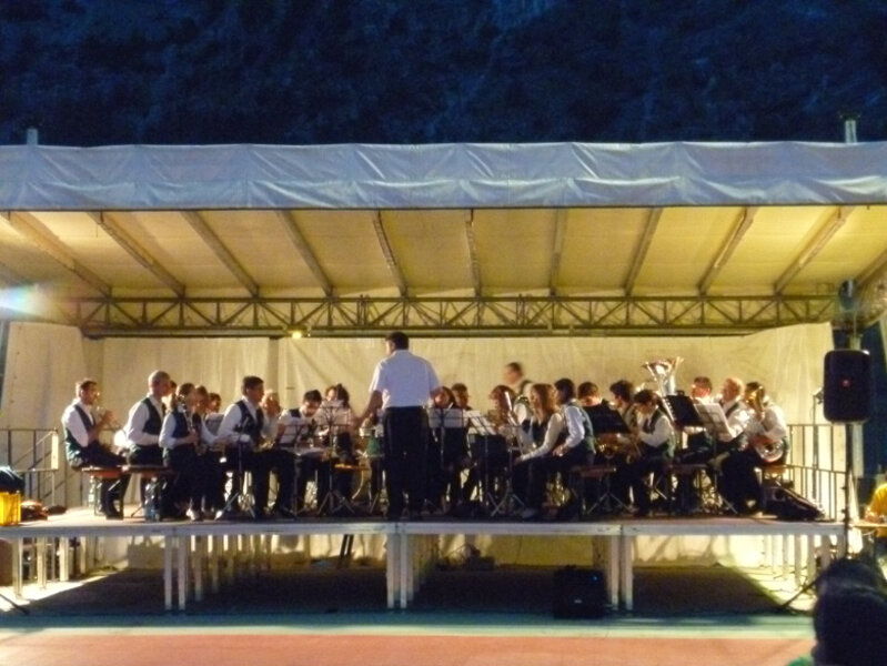 BANDA SOCIALE DI DRO E CENIGA CON �A PARTECIAPZIONBE DELLE MAJORETTES