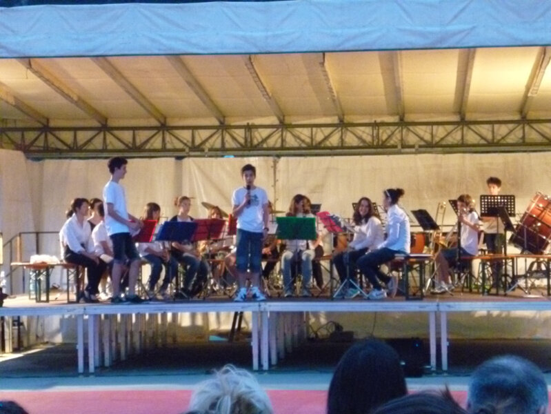 BANDA SOCIALE DI DRO E CENIGA CON �A PARTECIAPZIONBE DELLE MAJORETTES