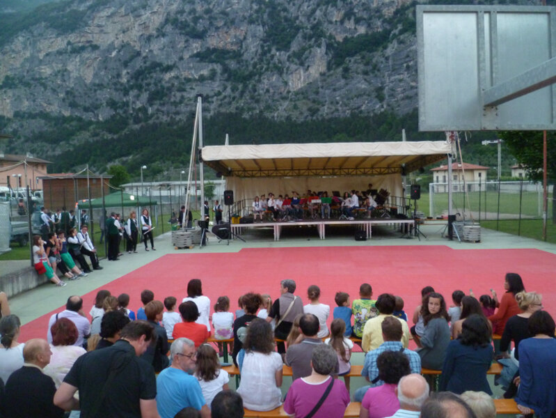 BANDA SOCIALE DI DRO E CENIGA CON �A PARTECIAPZIONBE DELLE MAJORETTES