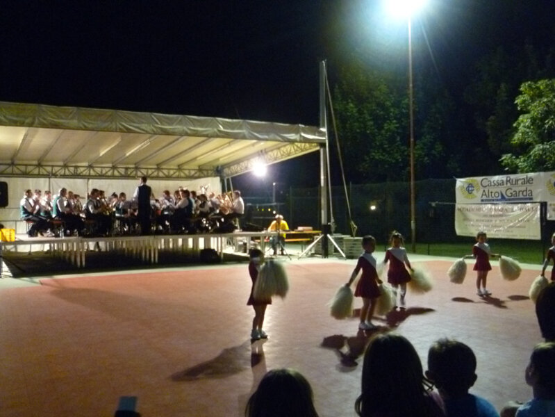 BANDA SOCIALE DI DRO E CENIGA CON �A PARTECIAPZIONBE DELLE MAJORETTES